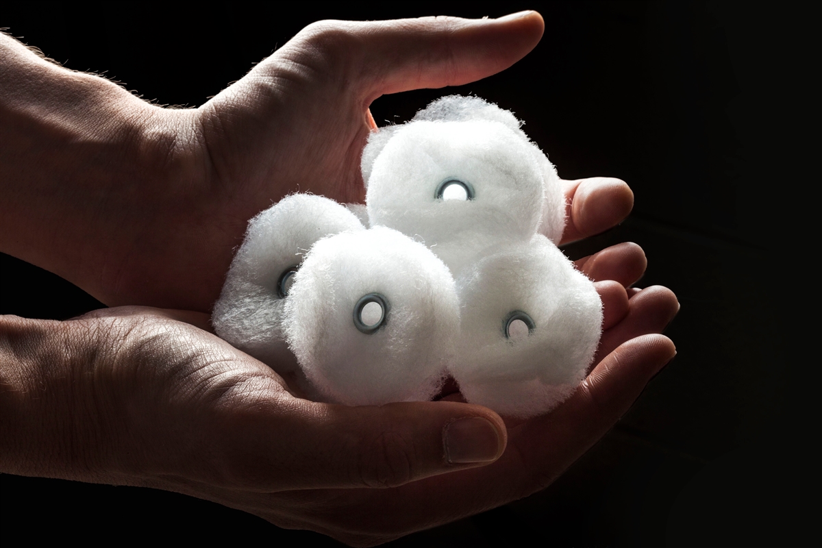 Pompon with Eyelet for Mattress